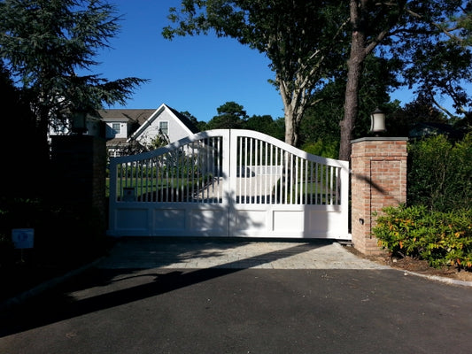 Sag Harbor Convex Wooden Driveway Gate