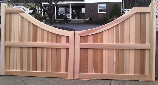 Sag Harbor Concave Wooden Driveway Gate